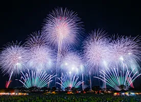 Ibaraki Prefecture: Fireworks launched during the Tsuchiura All Japan Fireworks Competition