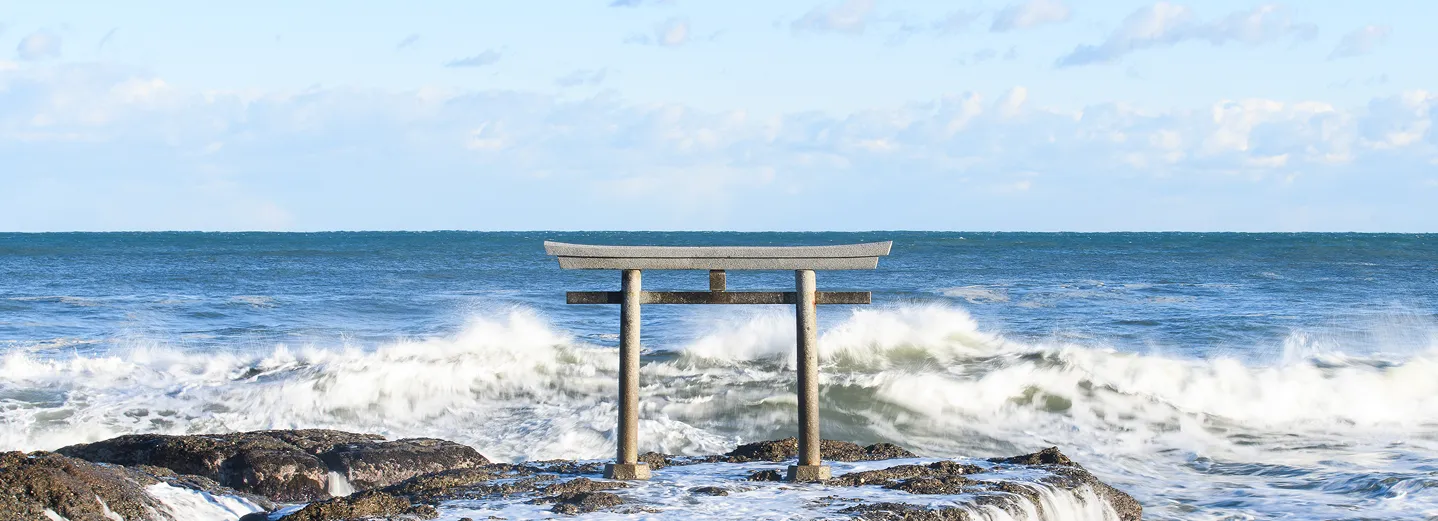 Ibaraki Prefecture: Kamiiso-no-Torii gate at Oarai Isosaki-jinja Shrine and the waves of the Pacific Ocean